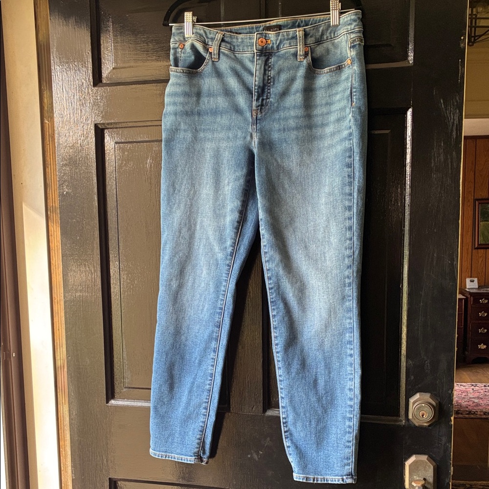 Talbots Classic Light Wash Blue Jeans. Slim ankle Jean